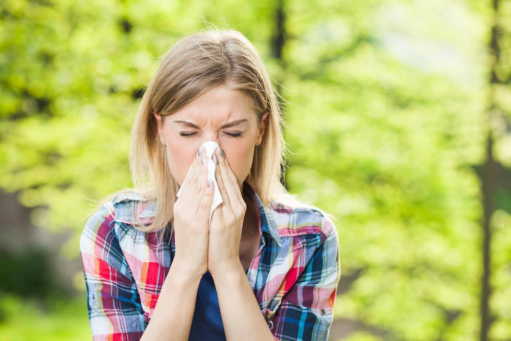 woman_sneezing